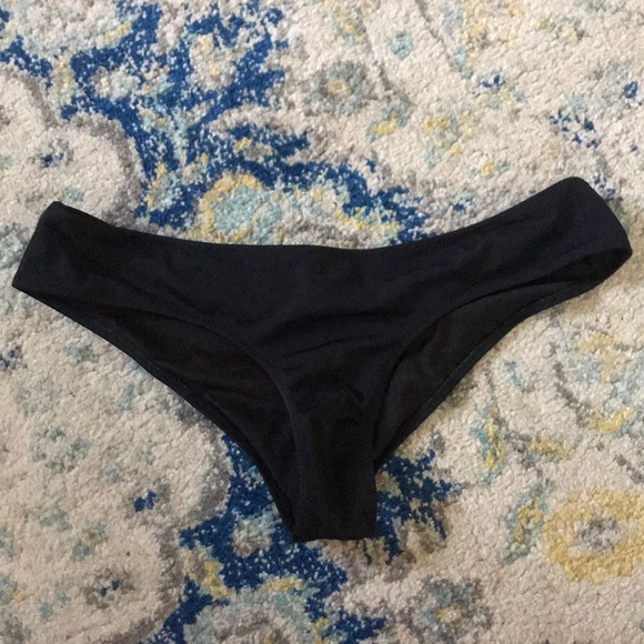 VS Black Bikini - Picture 4 of 5